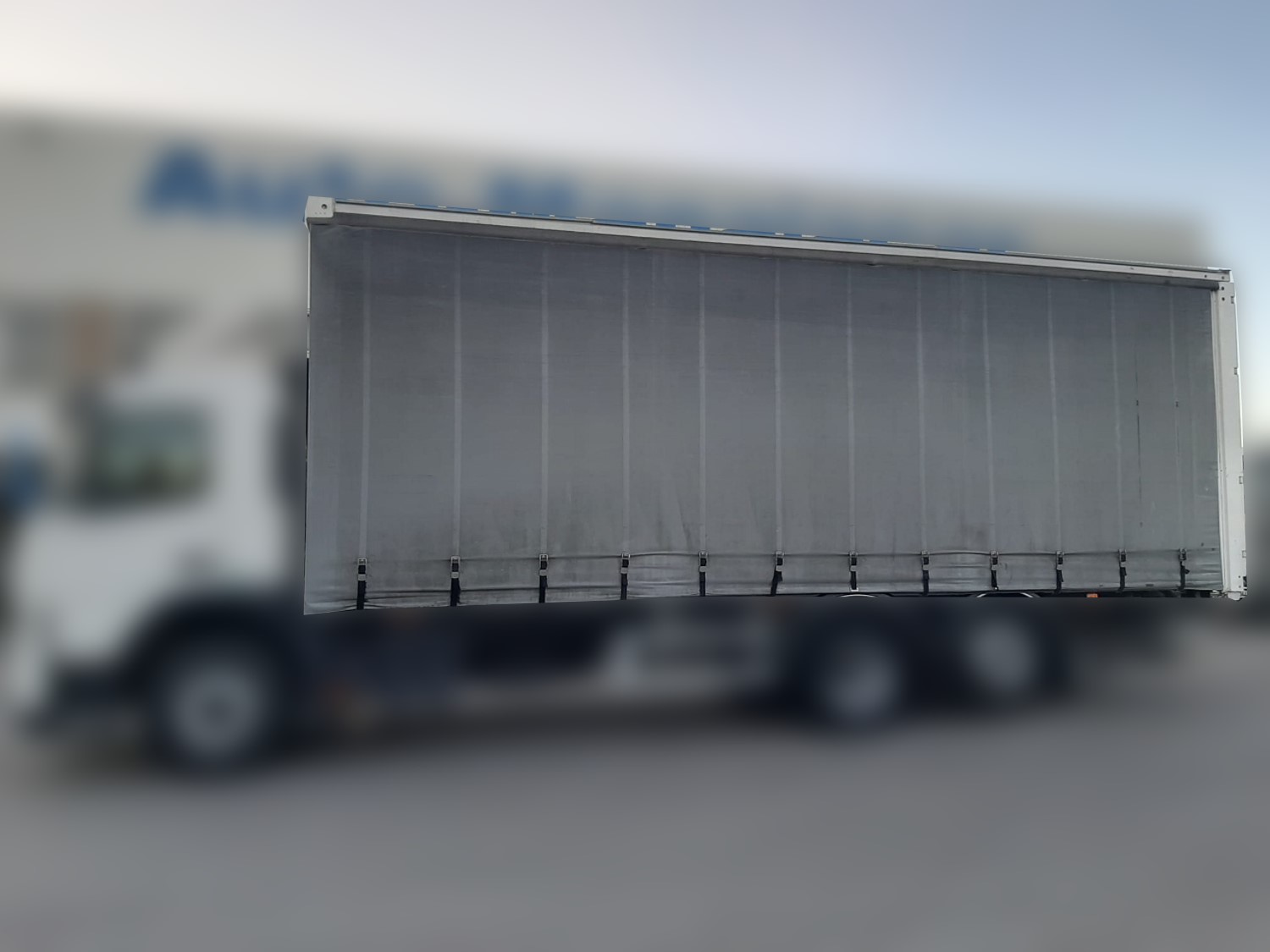CAIXA DE CORTINAS DESLIZANTES 8.05 x 2.48 x 2.80 COM 2 PORTAS TRASEIRAS – BOM ESTADO