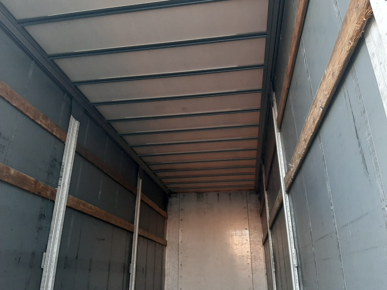 CAIXA DE CORTINAS DESLIZANTES 8.05 x 2.48 x 2.80 COM 2 PORTAS TRASEIRAS – BOM ESTADO