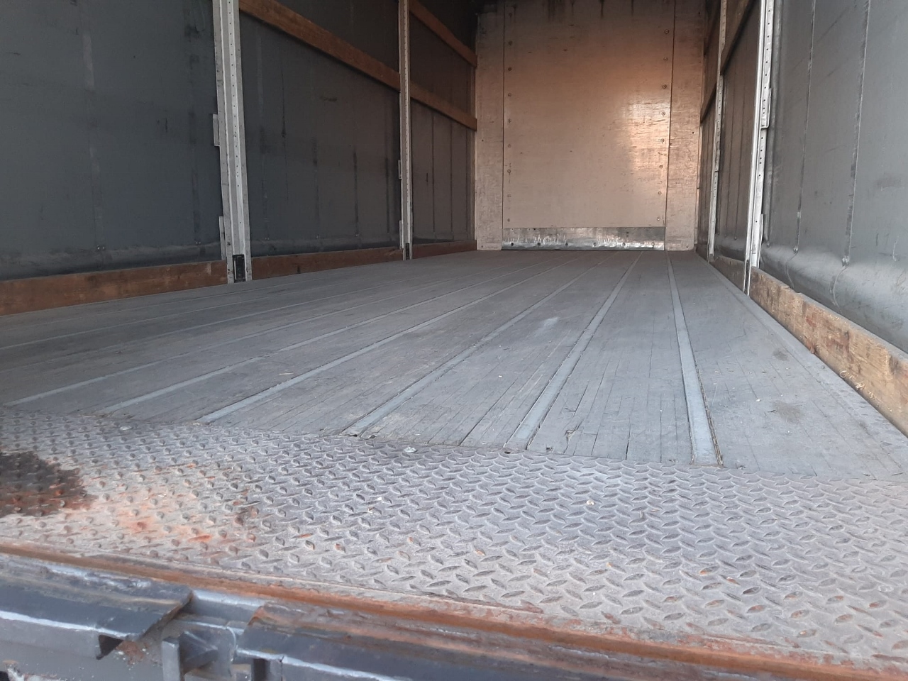 CAIXA DE CORTINAS DESLIZANTES 8.05 x 2.48 x 2.80 COM 2 PORTAS TRASEIRAS – BOM ESTADO