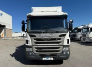 SCANIA P280 E6 4X2 19T CORTINAS E TETO DESLIZANTE